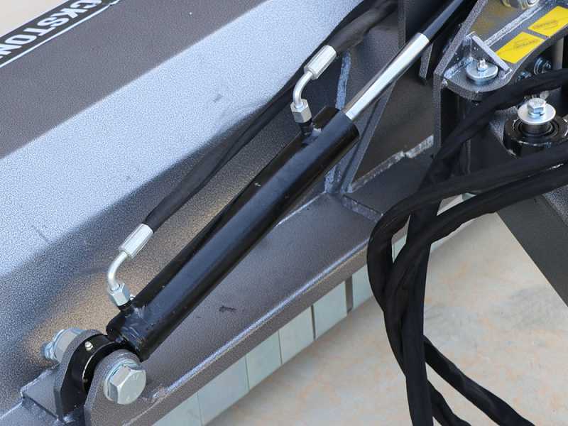 BlackStone BV 120 L - Tractor-mounted side verge flail mower with Arm - Light Series