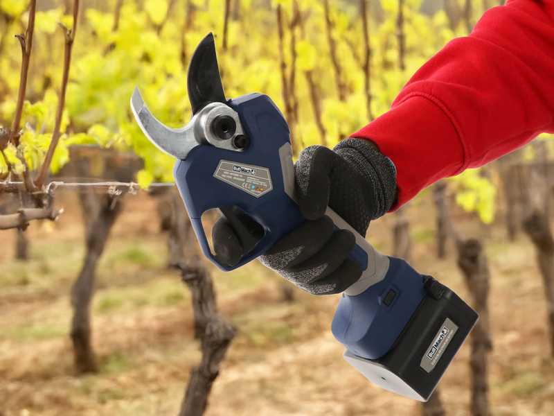 Bullmach ARTEMIS 45 - Electric Pruning Shear on 150-210 cm Extension Pole - 2x 21.6V 4Ah