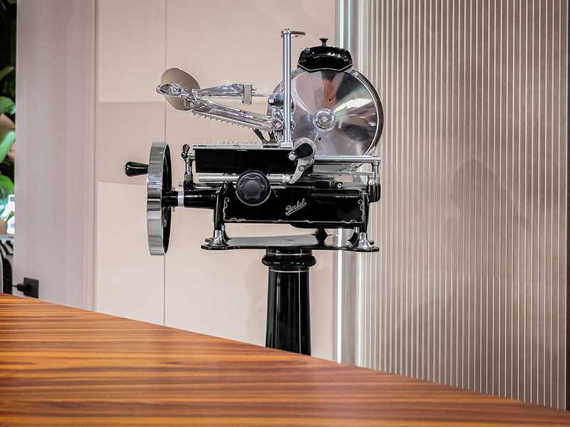 BERKEL B2 Black - Flywheel Meat Slicer with stand - 265 mm Chrome-plated Steel Blade