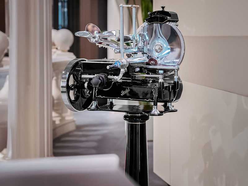 BERKEL B2 Black - Flywheel Meat Slicer with stand - 265 mm Chrome-plated Steel Blade