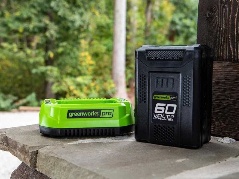 Greenworks GD60HT66K2 - Battery electric hedge trimmer 60V/2Ah - 66 cm blade