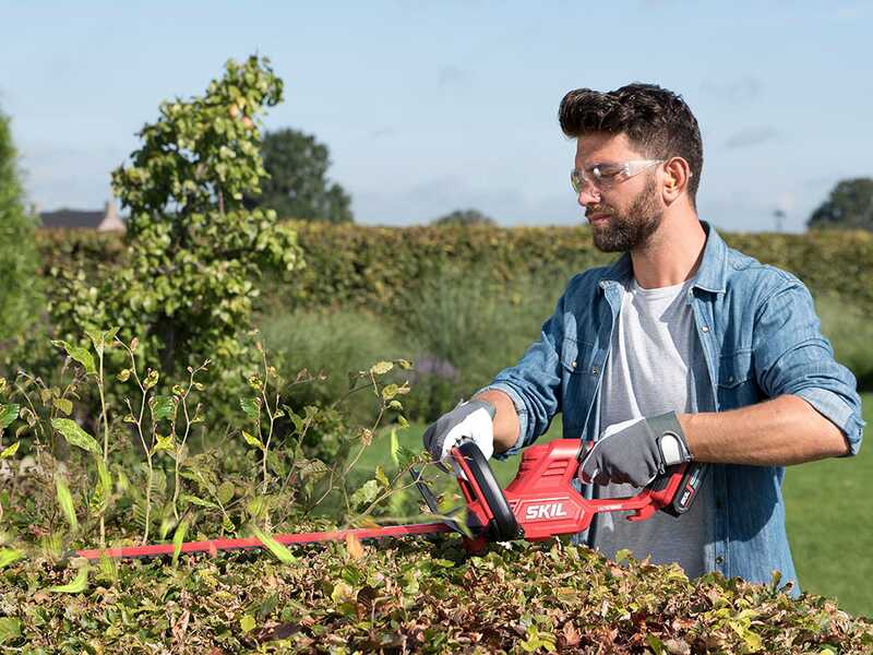Skil 0438 CA - Cordless Hedge Trimmer - 55 cm Blade - 20V 2.5Ah