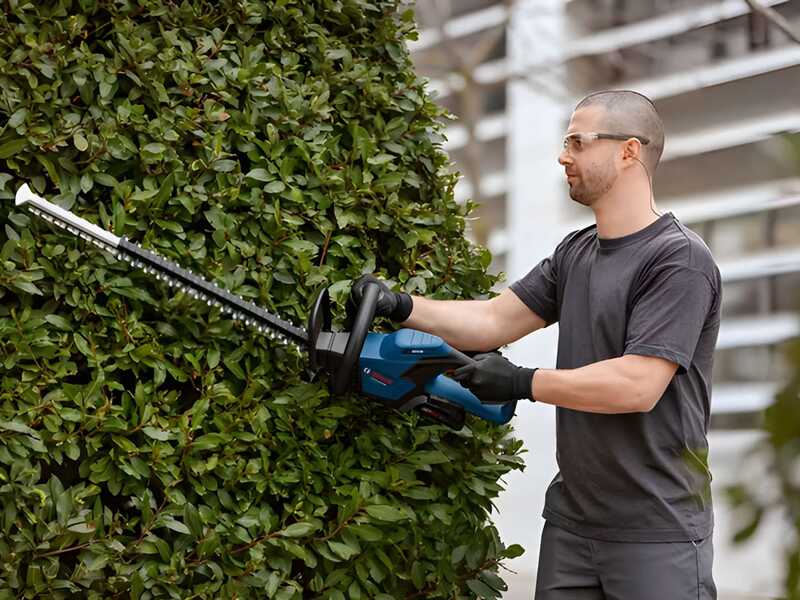 Bosch Professional GHE 18V-50 - 18V/4Ah battery-powered hedge trimmer - 50 cm blade