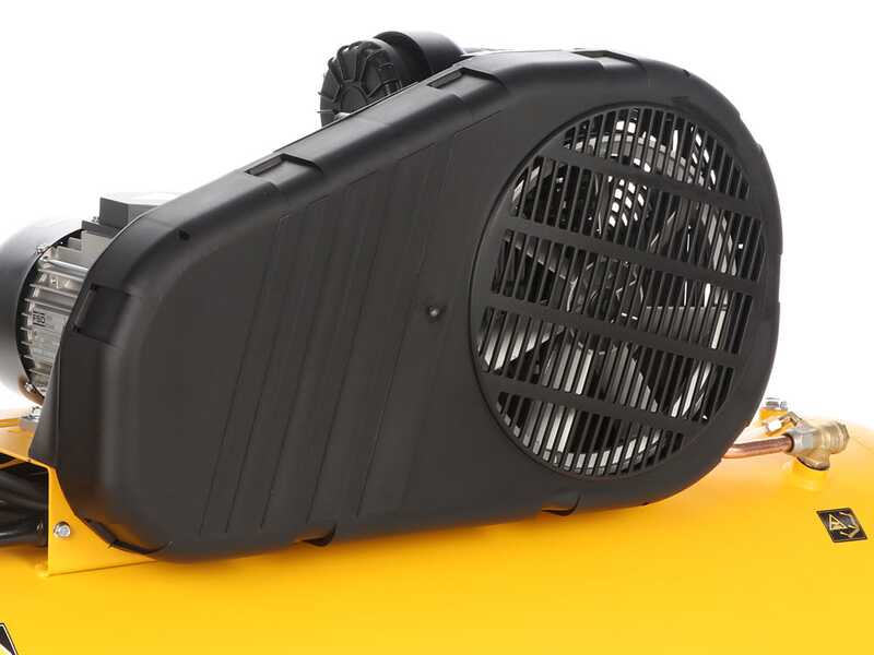 DeWalt DXCMB3T200HE - Three-phase electric belt air compressor - 3 HP Motor &ndash; 200 lt