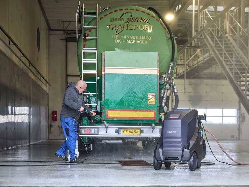 Nilfisk MH 4M - Professional Hot Water Pressure Washer - Three-phase - 250 bar - 880 L/h