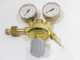 Pressure regulator provided with 2 pressure gauges